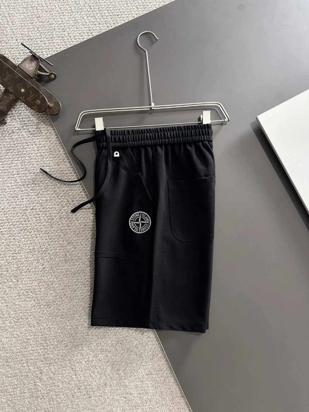 🅿️330 shipped next day P High-quality Stone Island/Stone Island 2025 spring and summer new high-definition elastic band casual solid color loose shorts, made with machines imported from Italy, two-needle seams at the hem of the trousers, fine and firm stitching, counter-customized fabrics with high breathability and comfort, impeccable details, brand element design concept, reflecting high quality. It feels delicate and soft! It presents a casual cut and the upper body shape is great! Size: S-XXL
